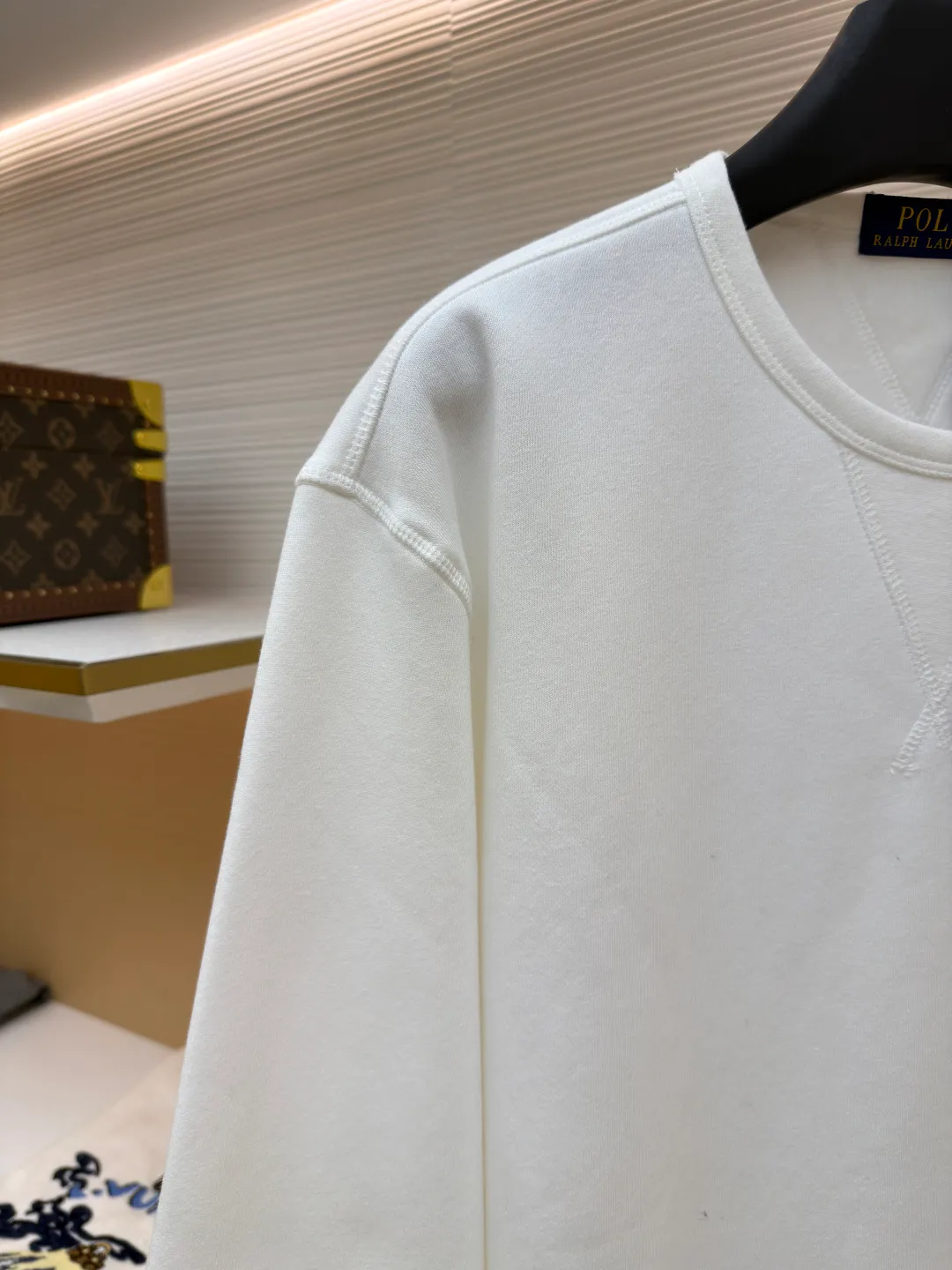 P290 Ralph Lauren logo embroidered sweatshirt ●Original version: Purchased and developed at 1690 ●Item number: 1681543-A15 ●Fabric: Cloud-like honey cotton fleece sweatshirt fabric ●Technology: Made by Hasuo ●Color: white ●Version: Fitted version ●Weight: about 420 grams ●Size: S-M-L-XL ●Description: Customized cloud-like honey cotton fleece sweatshirt material, delicate touch, comfortable and close to the skin It is based on fog gray and comes with a layer of soft light filter. It is embellished with exquisite indigo pony logo. It is highly recognizable. It has a breath of freedom and vitality. A symphony of pure and smart colors. It outlines a high-end outline with extreme simplicity and becomes the smart focus of vision. It shows taste in silence and adopts imported machine embroidery technology. It uses advanced computer control system and precise mechanical components to realize the iconic pony embroidery operation. High precision. The lines are smooth and delicate, using Hasuo technology. It is sewn using a specific machine. The fastness of the Haha thread is high. It adds visual effects. It is time-consuming and labor-intensive. The fabrics have been washed. It has a better hand feel and texture. It is not easy to deform, shrink or fade. It maintains long-term beauty. The overall wiring is straight and delicate, the fabric is comfortable and soft, and the color is consistent without color difference. It can be matched with the same style to create a fashionable look and control various occasions. Customized accessories, complete with three standards, same style for men and women!